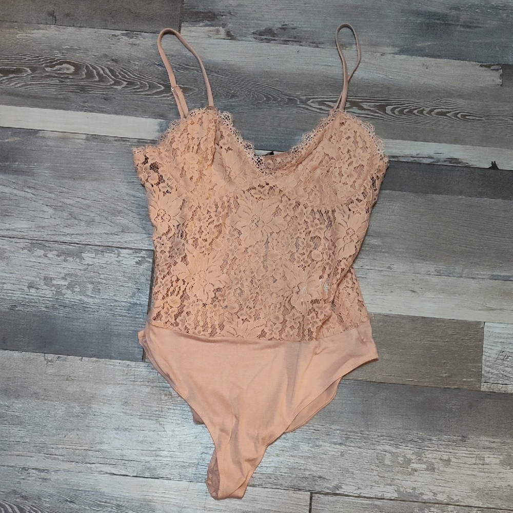 5/$25 SALE Forever 21 Size Medium Peach Lace Bodysuit